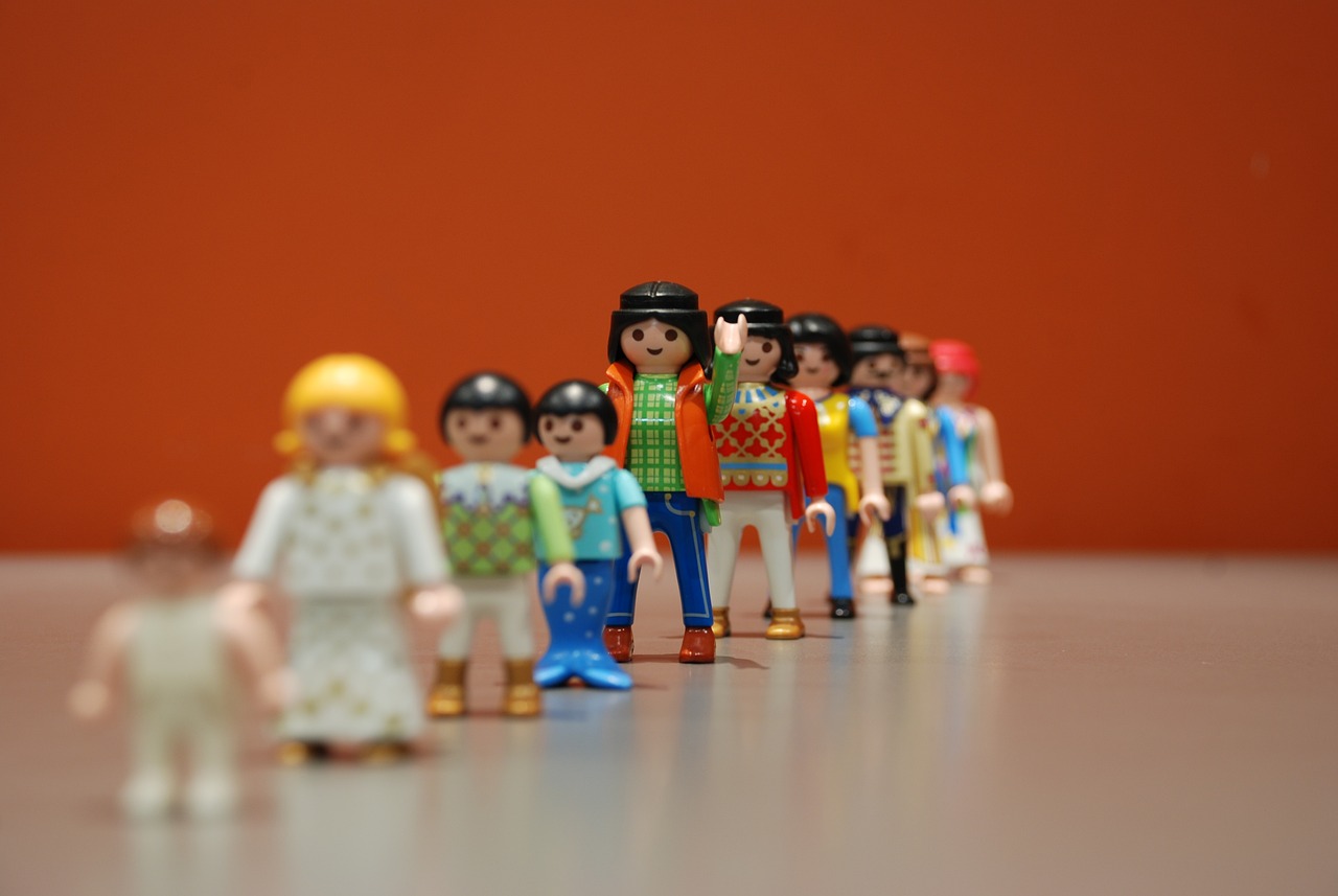 Playmobil-Spielfiguren in einer Reihe auf einem Tisch