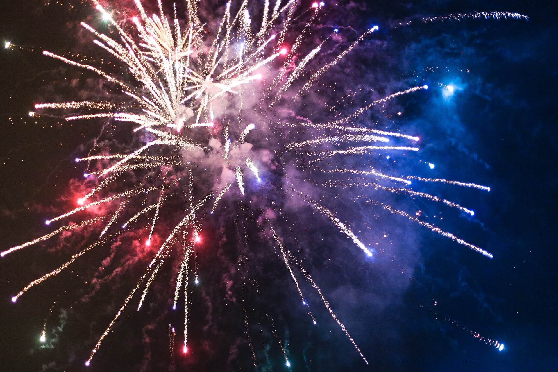 Eine Feuerwerks-Rakete zündet zu Silvester bunt am Himmel.