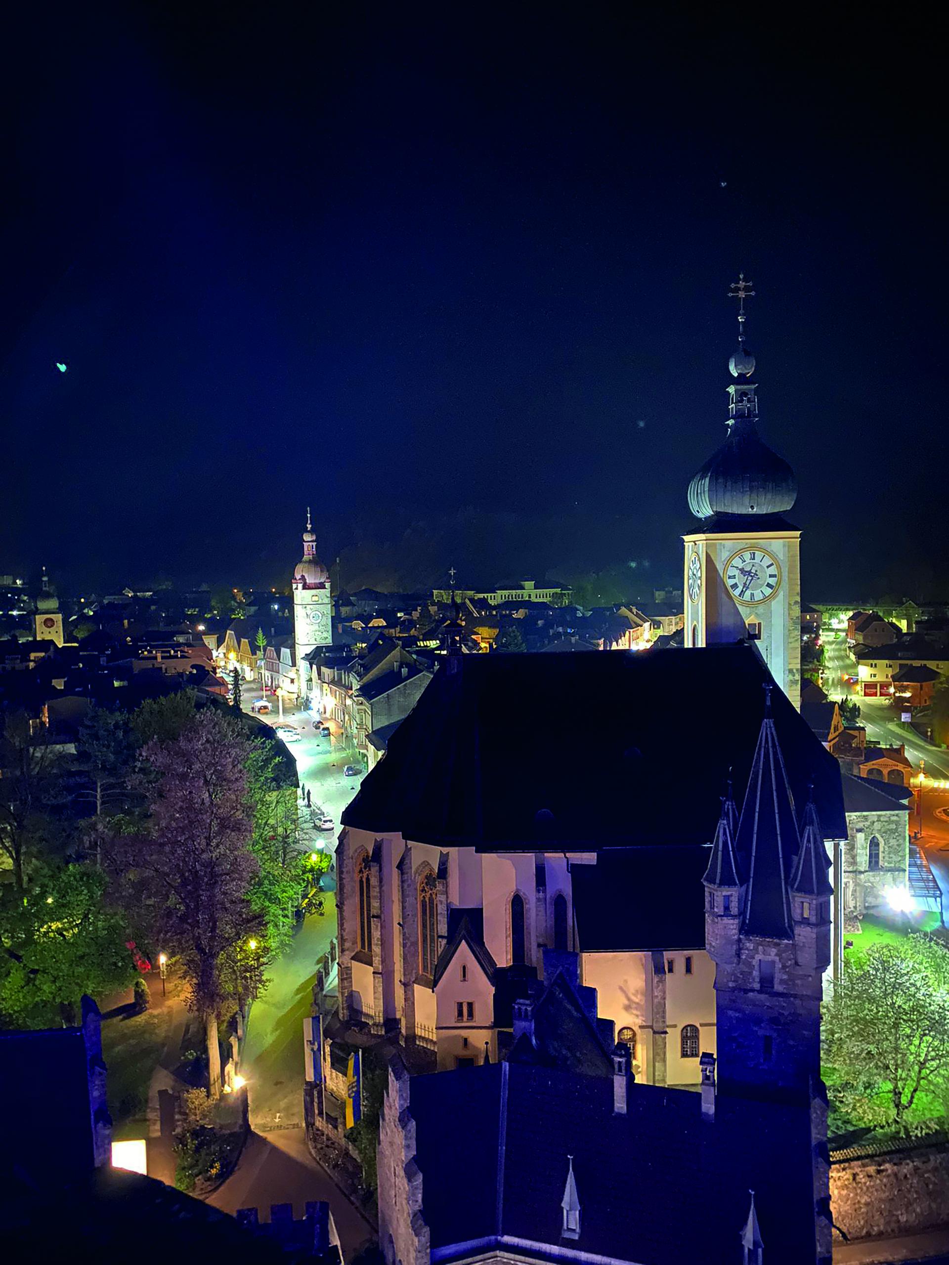 Beleuchtete Häuser bei Nacht