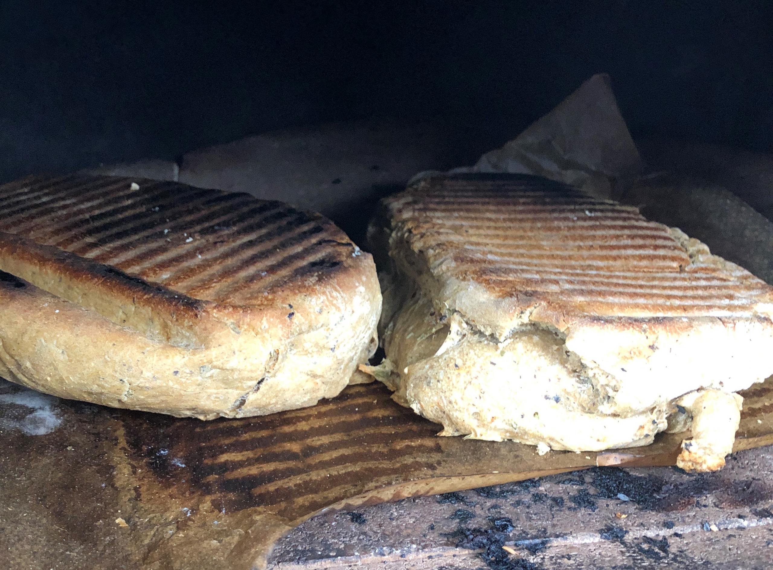 gebackenes Brot im Ofen liegend