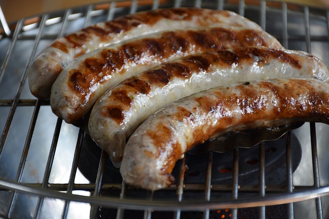 Würstchen auf dem Grill