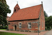 Backsteinkapelle von außen gesehen mit Turm und kleinen Fenstern