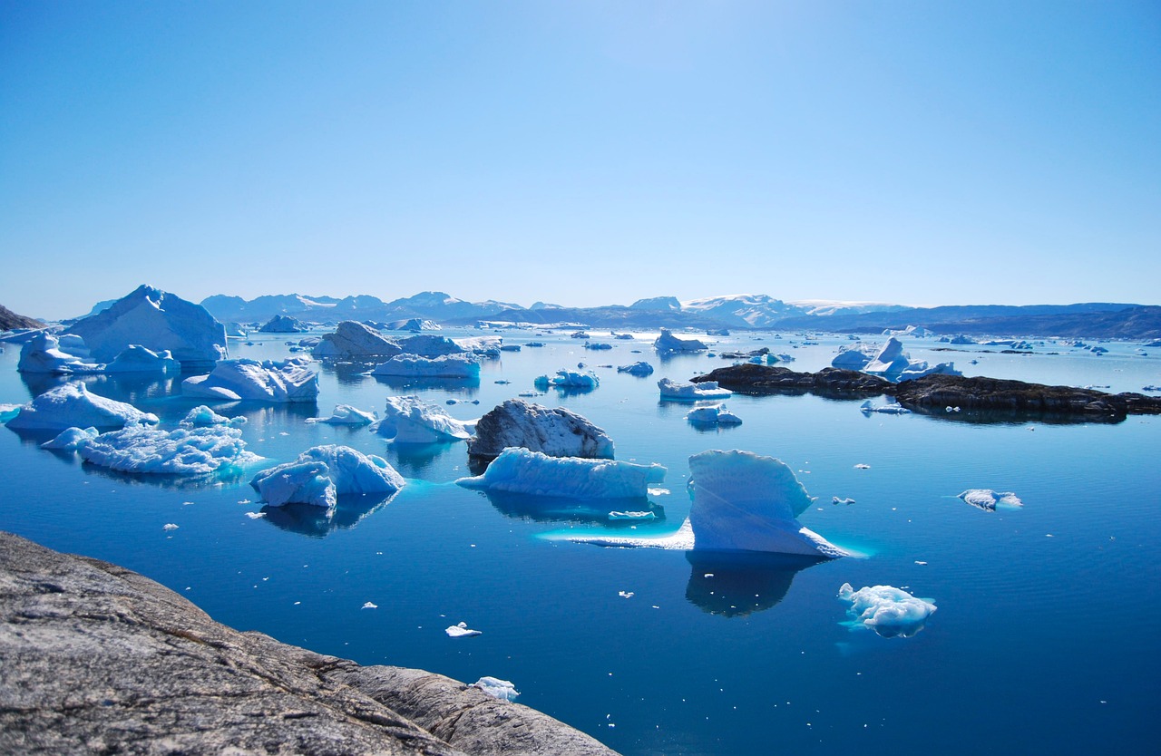 Eisberge im Meer schwimmend