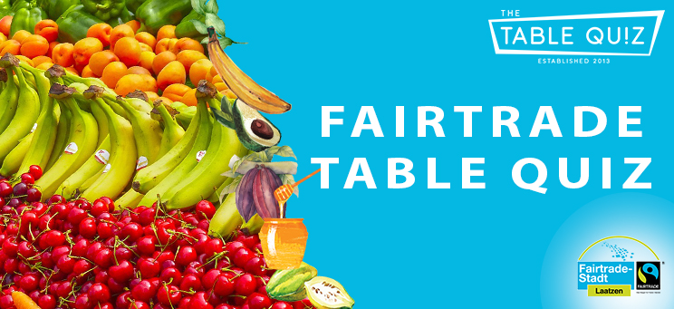 Blauer Hintergrund und Ausschnitt eines Marktstandes, Fairtrade Table Quiz, Logo Fairtrade Initiative