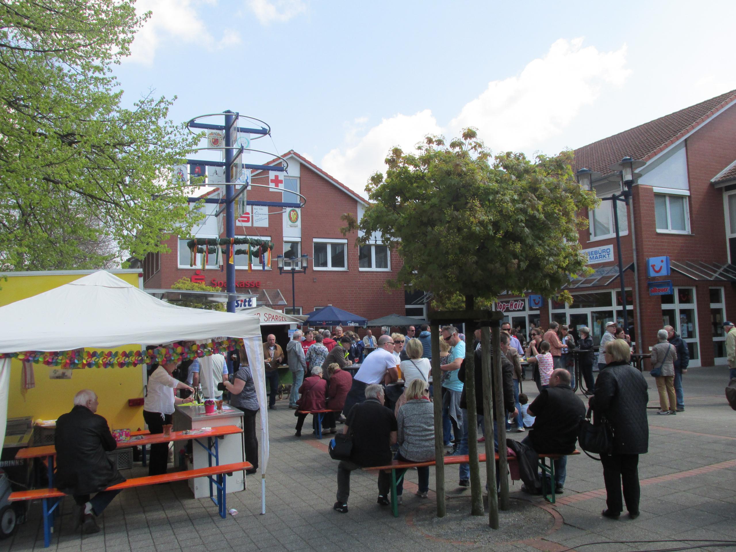 Blick auf den Markplatz Rethen anlässlich der Maifeier 2016