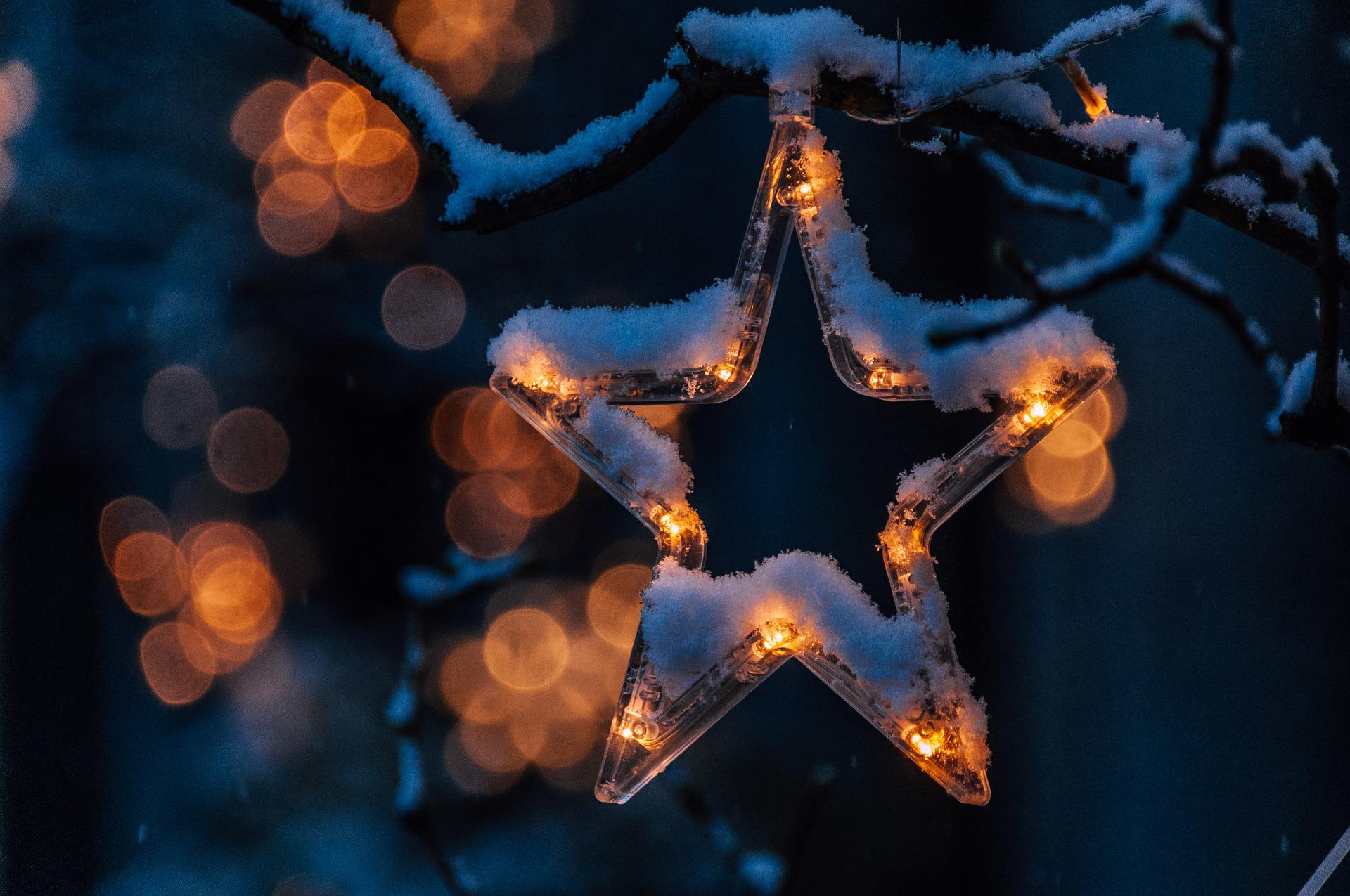 Beleuchteter Stern mit Schnee bedeckt