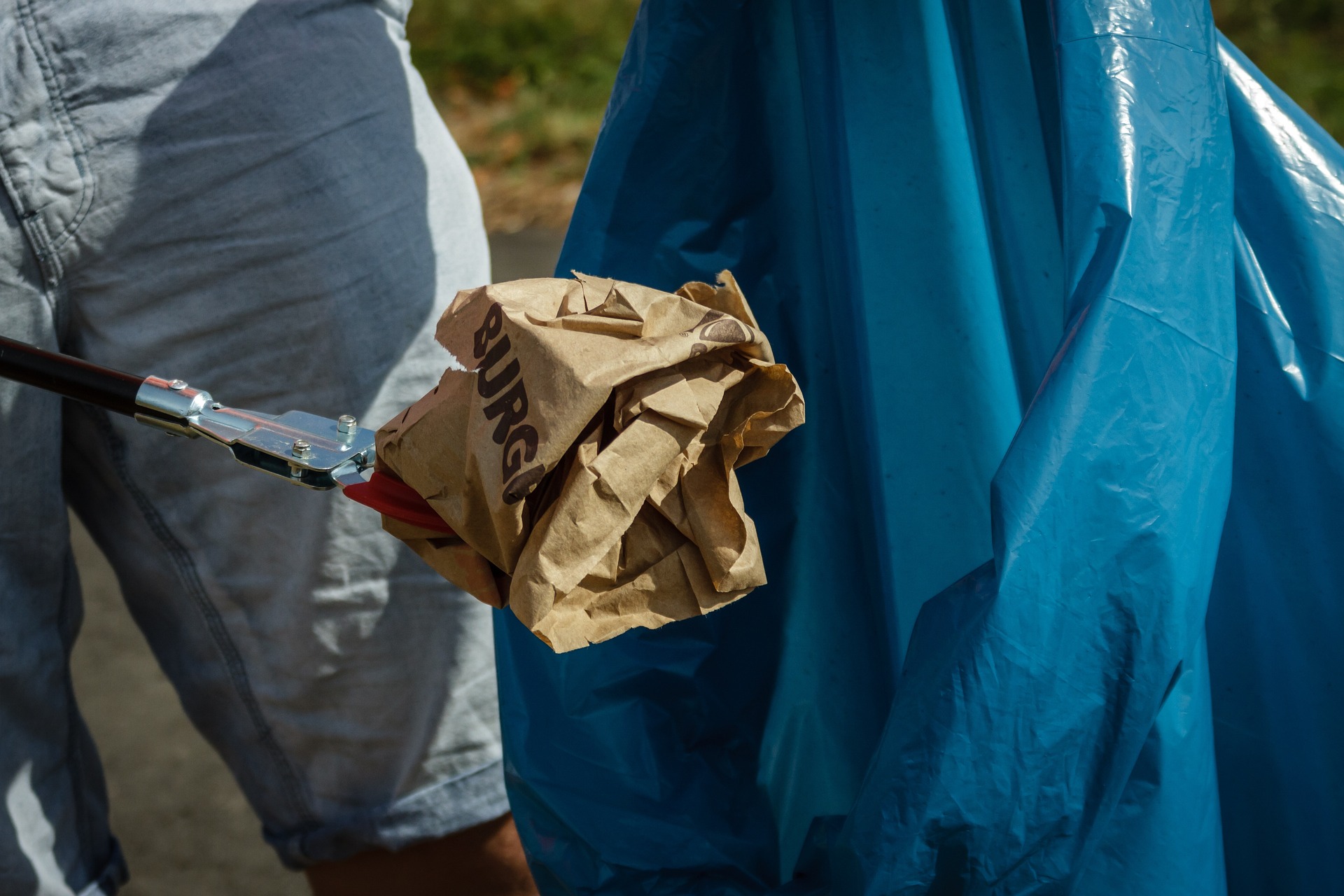 Nahaufnahme von eine rMüllzange und einem Müllsack