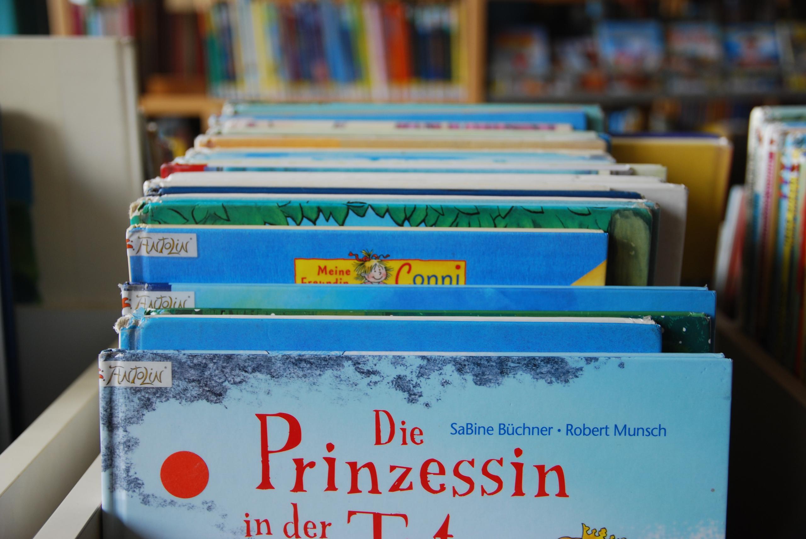 Auswahl an Bilderbüchern in einer Bücherkiste