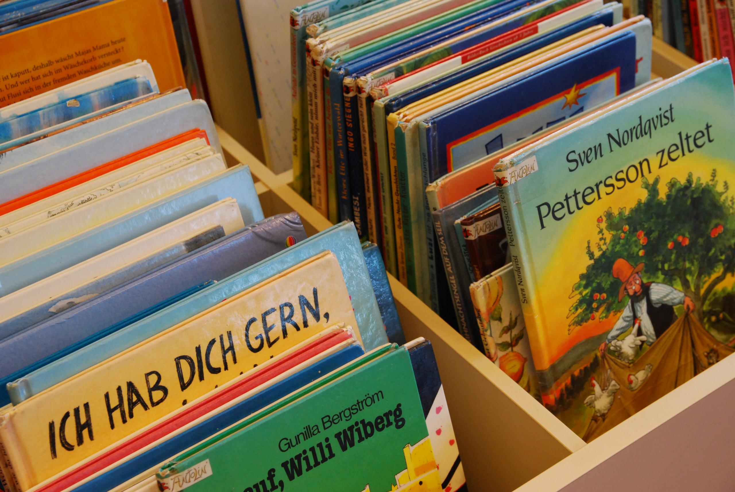 Auswahl an Bilderbüchern in einer Bücherkiste