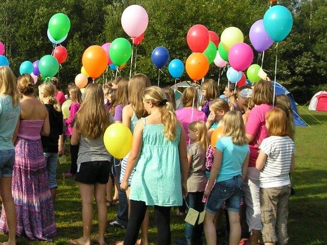 Mädchen mit Luftballons, aufgenommen beim Mädchenaktionscamp 2011