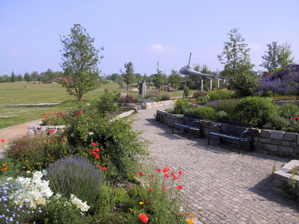 Park der Sinne mit zwei Bänken vielen Blumen