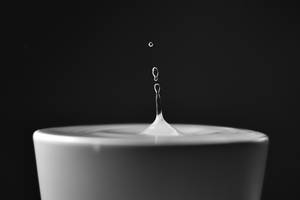 Wasser tropft in eine Tasse
