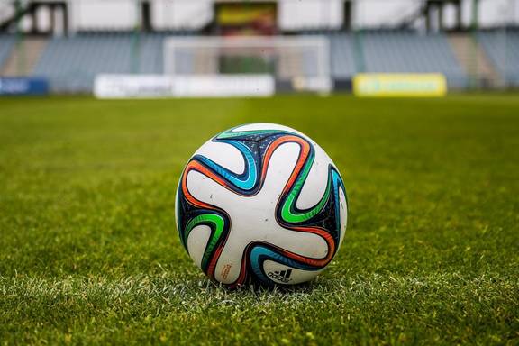 Fußball auf einem Rasenplatz