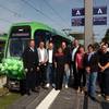 Stadtbahnfahrer Dennis Zgoba (v.l.), Regionspräsident Steffen Krach, Bürgermeister Kai Eggert, Üstra-Vorstandsmitglied Elke van Zadel, Regions-Verkehrsdezernent Ulf-Birger Franz, Infra-Geschäftsführer Christian Weske, Regionsabgeordnete Gundhild Fiedler-Dreyer, Ortsbürgermeisterin Silke Rehmert und Regionsabgeordneter Christian Hinrichs