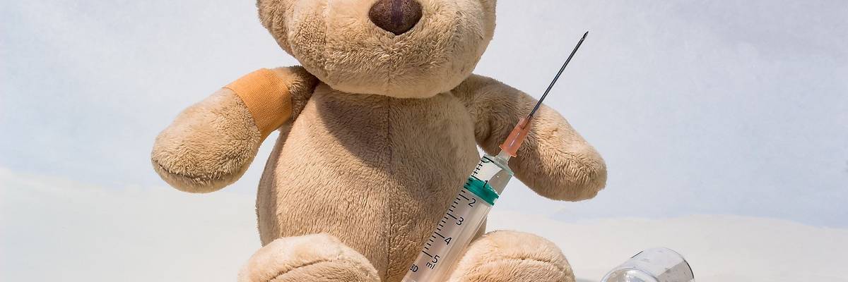 Teddybär mit Spritze und Pflaster