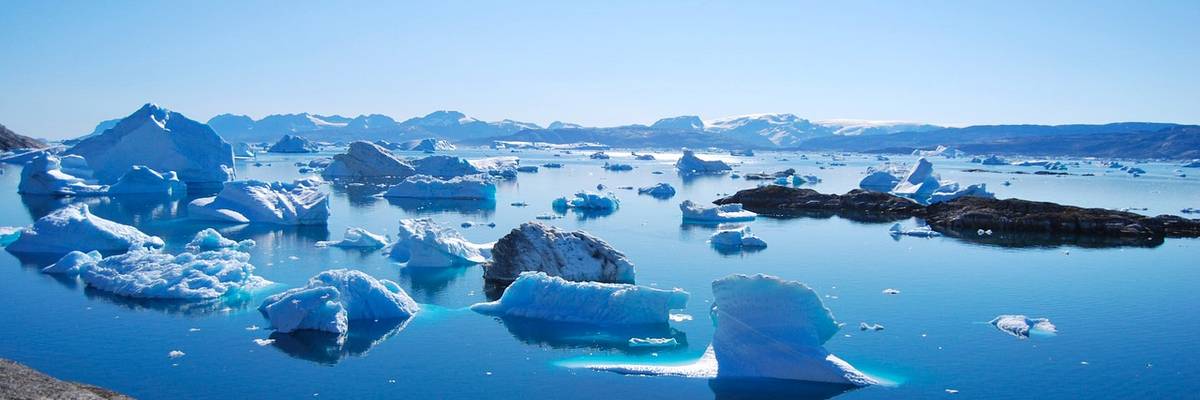 Eisberge im Meer schwimmend