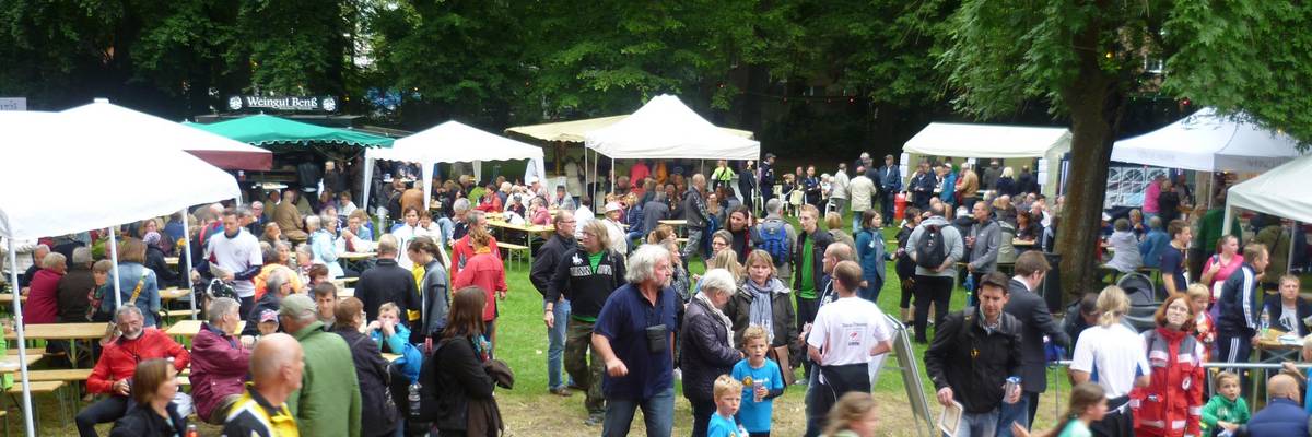 Blick über den Park vor dem alten Rathaus am Winzerfest