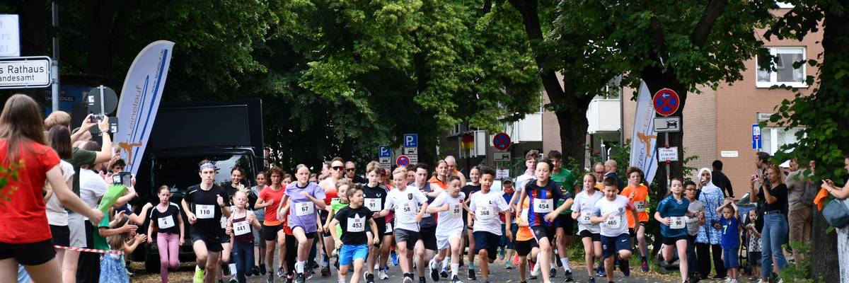 Läuferinnen und Läufer laufen los auf der Alten Rathausstraße