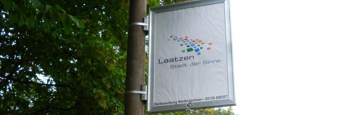 Plakatrahmen an Straßenlaterne