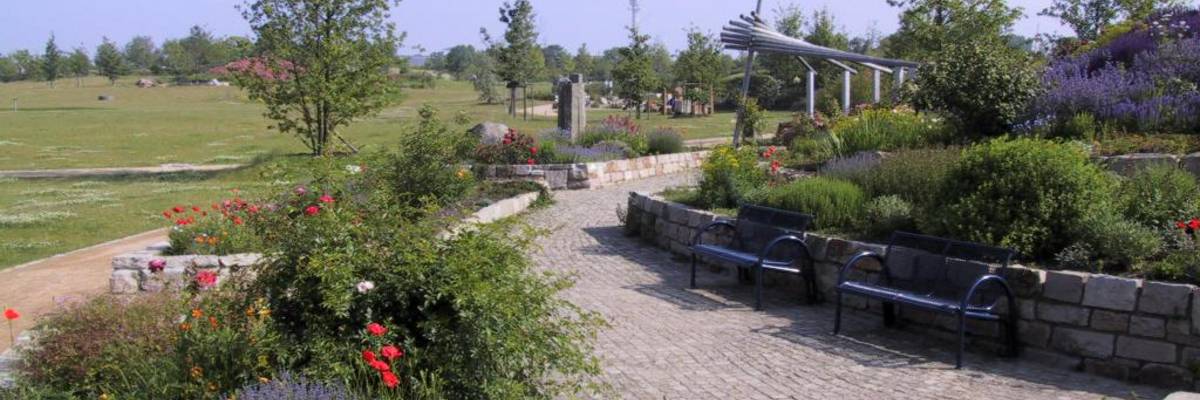 Park der Sinne mit zwei Bänken vielen Blumen