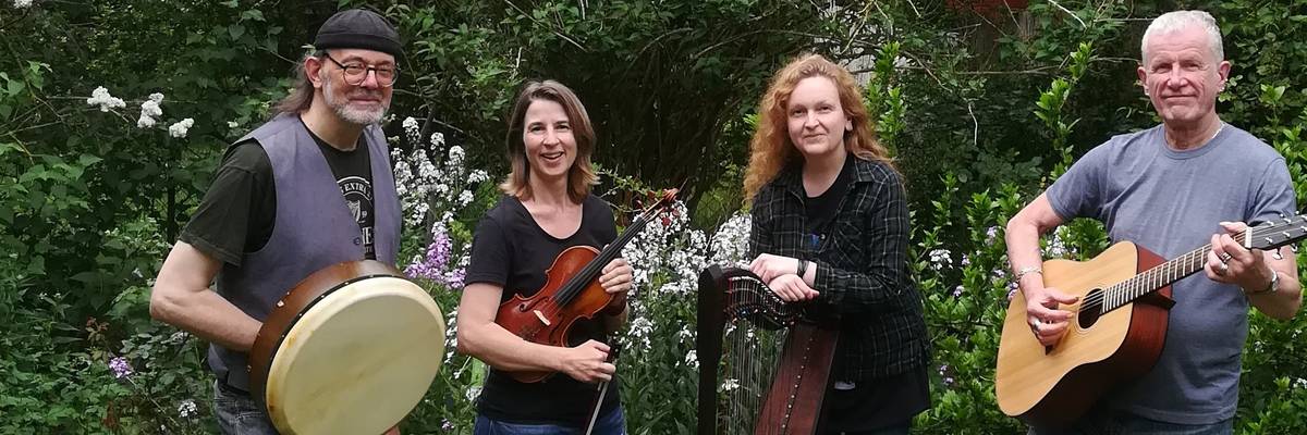 Männer und Frauen stehen und halten jeweils ihr Instrument in der Hand