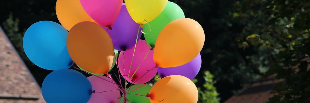 bunte Luftballons angebunden im Verbund an einem Dach