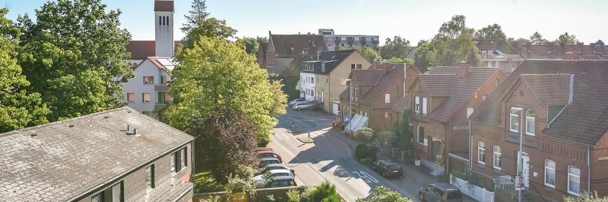 Eine Straße in Alt-Laatzen mit ihren Häusern wurde von oben fotografiert.