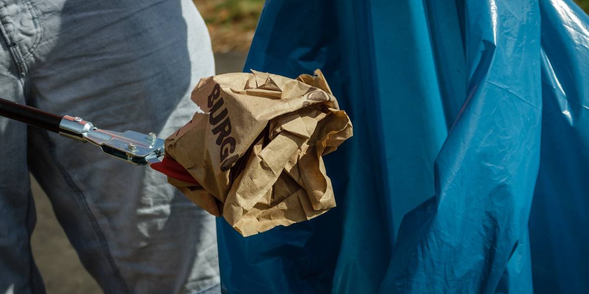 Nahaufnahme von eine rMüllzange und einem Müllsack