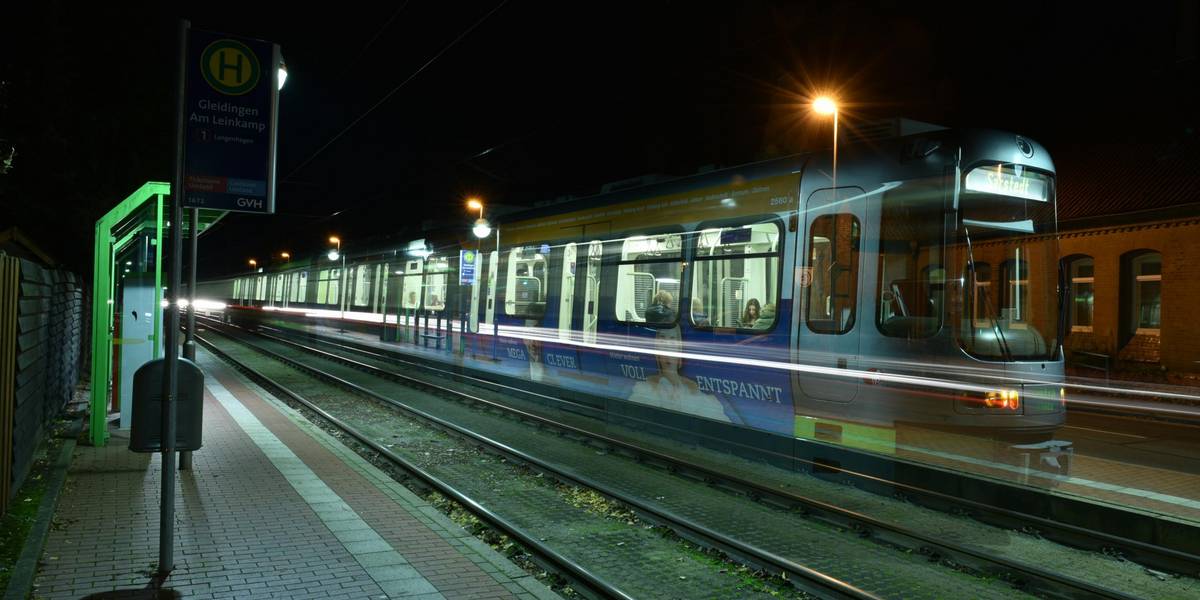 Eine Stadtbahn fährt durch die Nacht.