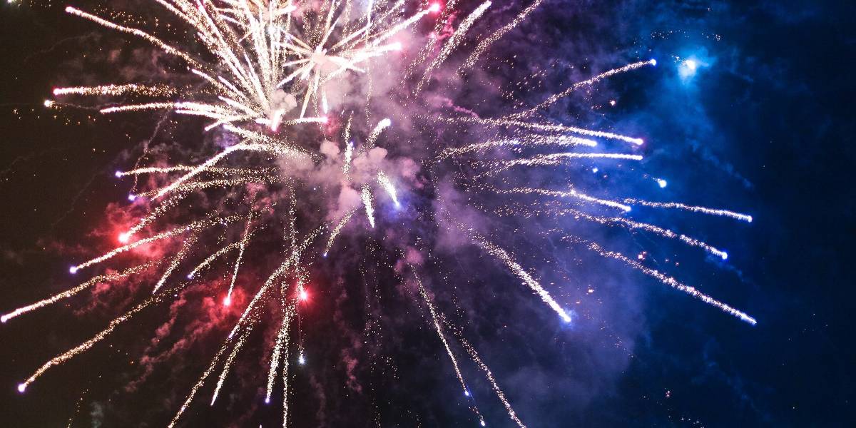 Eine Feuerwerks-Rakete zündet zu Silvester bunt am Himmel.