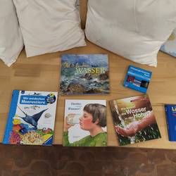 eine kleine Buchaustellung mit Büchern zum Thema Wasser.