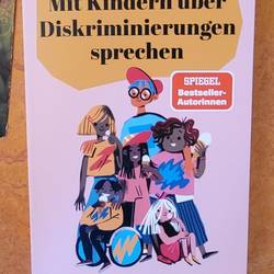 Das Foto zeigt ein Buchcover. Das Cover ist in Rosa und man sieht Jugendliche mit einem Eis in der Hand. Die Jugendlichen haben unterschiedliche Hautfarbe, Haarfarbe und sind unterschiedliche groß. Ein  jugendlicher sitzt im Rollstuhl. Der Titel lautet: Mit Kindern über Diskriminierung sprechen.