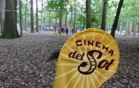 Beachflag im Wald mit Cinema del Sol Logo