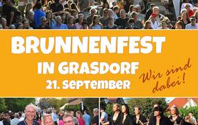 Ein Bild bestehend aus drei Bilder und einem Banner in der Mitte mit dem Text "Brunnenfest in Grasdorf 21. September - Wir sind dabei"".  Auf dem 1. Bild sind Menschen welche über die gesperrte Kirchstraße gehen. Auf dem 2. Bild sind drei Personen aus dem Orga-Team im Vordergrund, im Hintergrund ist die gesperrte Kirchstraße mit Menschen zu sehen. Das 3. Bild zeigt die Tanzgruppe Art of Dance, bestehend aus sechs Tänzerinnen, bei ihrem Auftritt zu sehen.