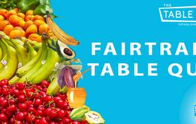 Blauer Hintergrund und Ausschnitt eines Marktstandes, Fairtrade Table Quiz, Logo Fairtrade Initiative