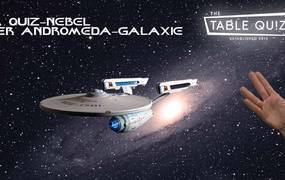 Andromeda Galaxie mit Star Trek Raumschiff, Table Quiz Logo und Handzeichen,