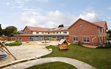 Die Sicht auf das Gebäude des Familienzentrum.