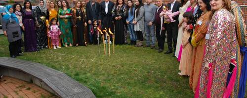 Zu Beginn der Newroz-Feier versammelten sich die Gäste vor dem Familienzentrum um das symbolische Fackelfeuer.