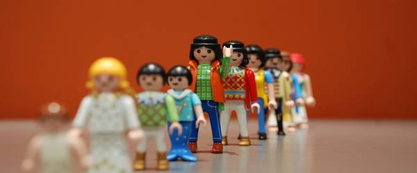 Playmobil-Spielfiguren in einer Reihe auf einem Tisch