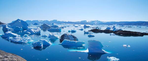 Eisberge im Meer schwimmend