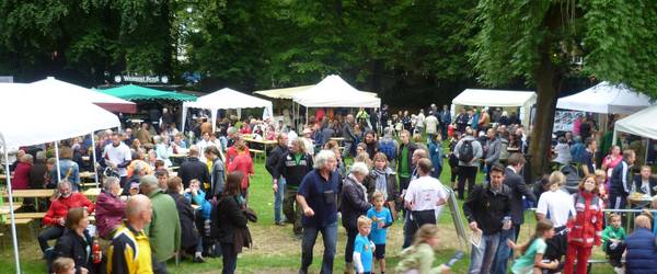 Blick über den Park vor dem alten Rathaus am Winzerfest