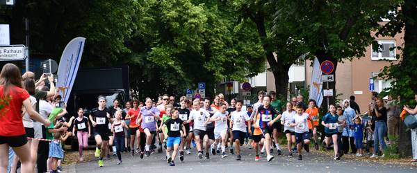 Läuferinnen und Läufer laufen los auf der Alten Rathausstraße