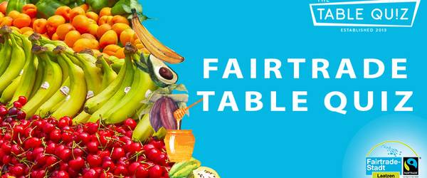 Blauer Hintergrund und Ausschnitt eines Marktstandes, Fairtrade Table Quiz, Logo Fairtrade Initiative