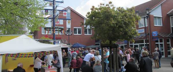 Blick auf den Markplatz Rethen anlässlich der Maifeier 2016