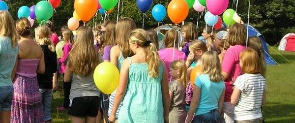 Mädchen mit Luftballons, aufgenommen beim Mädchenaktionscamp 2011