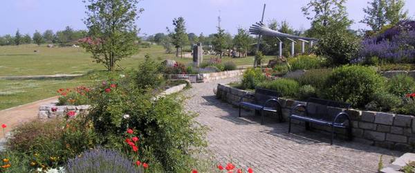 Park der Sinne mit zwei Bänken vielen Blumen