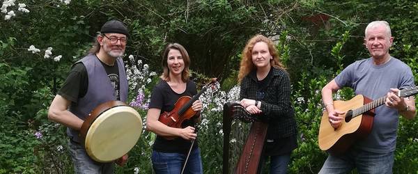 Männer und Frauen stehen und halten jeweils ihr Instrument in der Hand