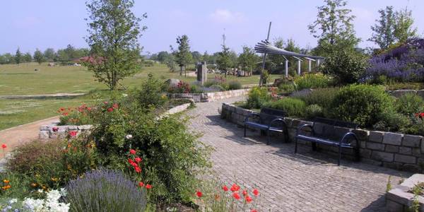 Park der Sinne mit zwei Bänken vielen Blumen